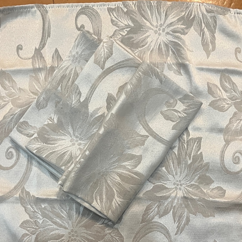St. Nicholas Square Silver Sheen napkin set of 4